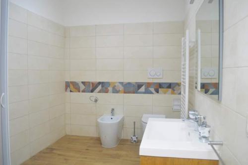 塔兰托Duke's Rooms的白色的浴室设有水槽和卫生间。