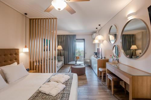 卡拉马塔阿克迪泰格多斯会议度假酒店的一间卧室设有一张床和一间客厅。