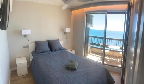 马拉加Espectaculares Vistas al mar Playa Malagueta的一间卧室设有一张床和一个海景阳台