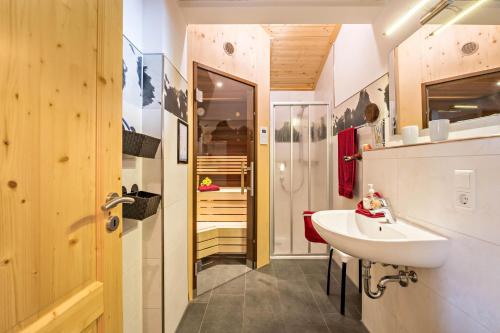 莱希布鲁克Casa Romantica的一间带水槽和卫生间的小浴室