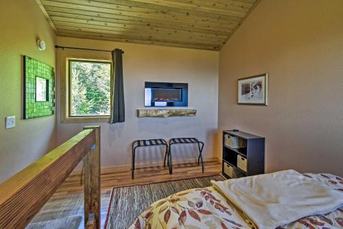 Picturesque Port Angeles Cabin with Fire Pit!的电视和/或娱乐中心