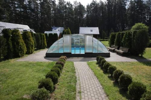 JaskonysSigito sodyba的花园中的一个玻璃房子