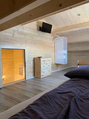 森夫滕贝格mySeenland的一间卧室设有一张床和木制天花板