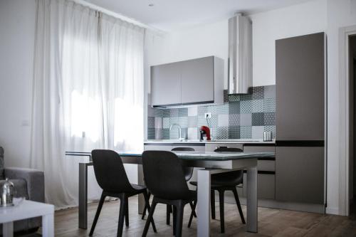 阿布鲁齐的罗塞托L'Anfora Residence的一间厨房,里面配有桌椅