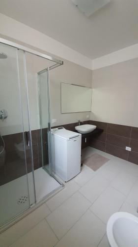 利多迪耶索罗Isola Blu Luxury Apartment的带淋浴、卫生间和盥洗盆的浴室