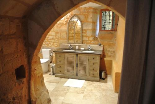 多姆Maison de la Combe的石质浴室设有水槽和镜子