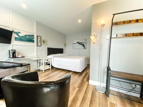 泰道沙克Hôtel Motel Le Beluga的一间卧室配有一张床、一张桌子和一把椅子