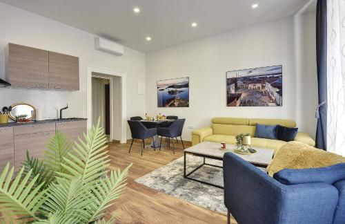 普拉D&A Central Luxury Apartments with FREE Parking的客厅配有黄色的沙发和桌子