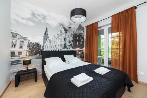 奥尔什丁Villa Jana的一间卧室配有一张大床,拥有黑白照片