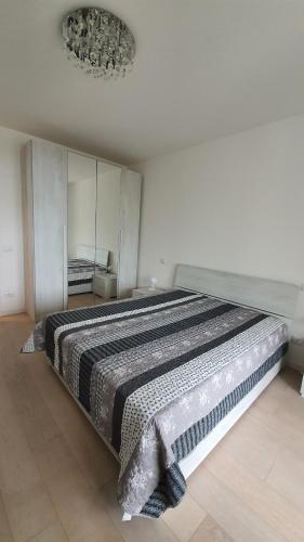 利多迪耶索罗Isola Blu Luxury Apartment的一间卧室,卧室内配有一张大床