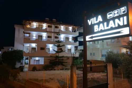 卡萨米尔Vila Balani的夜间在建筑物前的街道标志