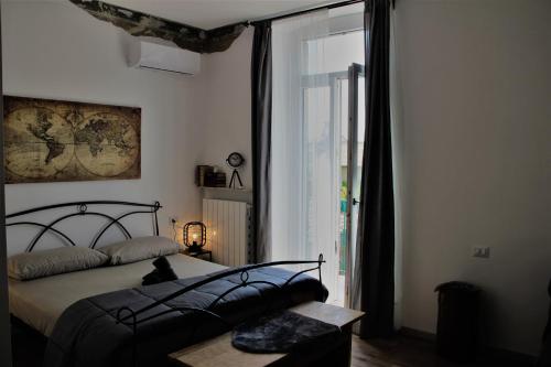 贝加莫Rial Maison的一间卧室设有一张床和一个大窗户