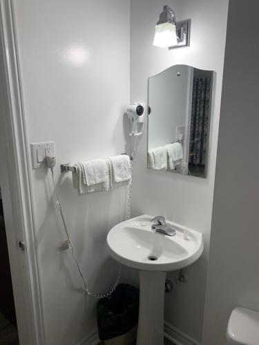康沃尔Nites Inn Motel的白色的浴室设有水槽和镜子