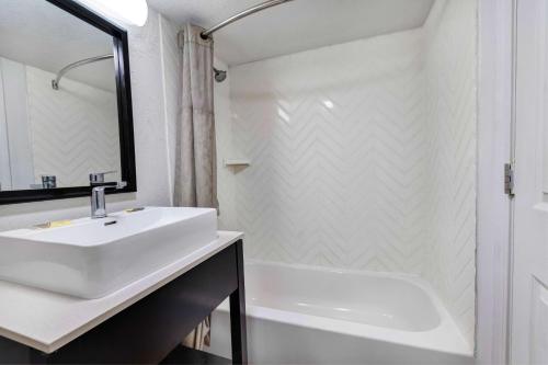印第安纳波利斯Motel 6 Indianapolis, IN的白色的浴室设有水槽和浴缸。