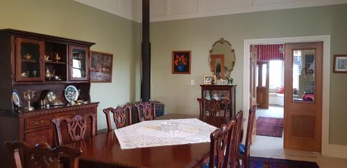 马斯特顿Estancia farm stay的一间带木桌和椅子的用餐室