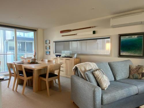 奥霍普海滩欧霍普海滩度假酒店的客厅配有沙发和桌子