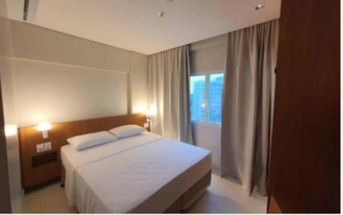 萨利诺波利斯Salinas Exclusive Resort的酒店客房设有床和窗户。