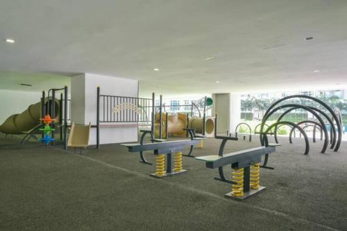 C 13A 03A Homestay Central at Suria Sg Besi Residences的健身中心和/或健身设施