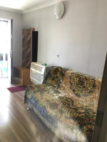 库塔伊西Lux-2-or-1- persons Irodion Edoshvili Street #15的一间卧室配有一张床铺,床上有毯子