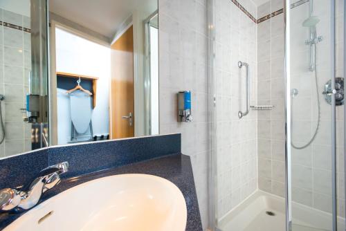 德比德比普莱德公园智选假日酒店的一间带水槽和淋浴的浴室