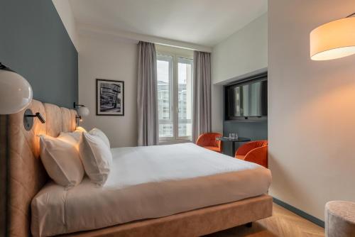 米兰托克齐酒店的一间卧室配有一张床和一张沙发