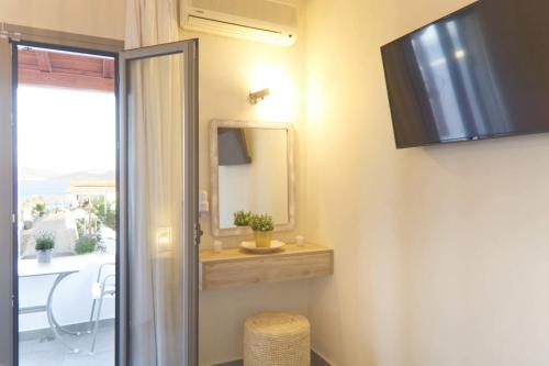 斯卡拉Saronic View的浴室设有镜子和滑动玻璃门