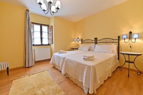 坎加斯德尔纳尔塞亚Puente del Narcea的一间卧室配有一张带白色床单的大床