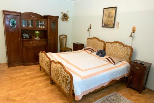 克拉科夫Apartament Parkowy的一间卧室配有一张床,铺有木地板
