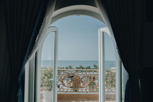 Tuy PhongParis Hotel Bình Thuận的开放式窗户,享有阳台的景色