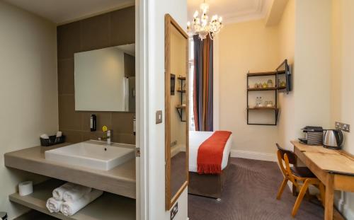 基尤邱园酒店 的客房内设有带水槽和桌子的浴室