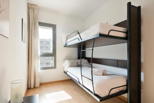 Madrid Airport Suites, Affiliated by Meliá客房内的一张或多张双层床