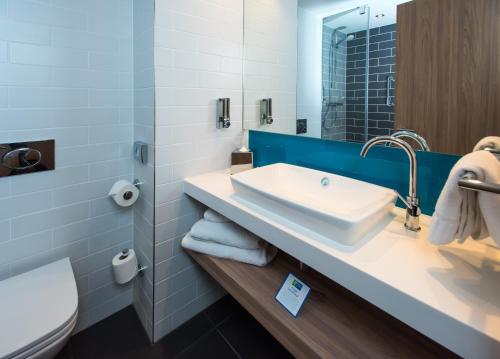 埃克塞特Holiday Inn Express - Exeter - City Centre, an IHG Hotel的一间带水槽和卫生间的浴室