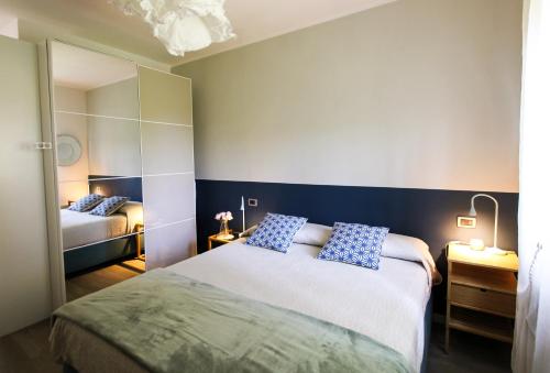 代森扎诺-德尔加达Maison Olive的一间卧室配有一张带蓝色枕头的床。