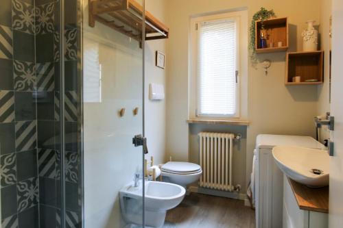 代森扎诺-德尔加达Maison Olive的浴室配有卫生间、盥洗盆和淋浴。