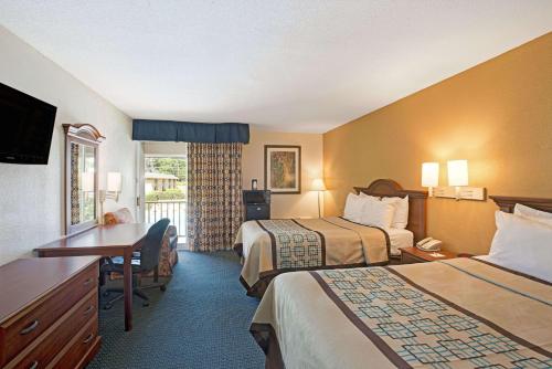 夏洛特夏洛特/伍德劳恩戴斯酒店的酒店客房配有两张床和一张书桌