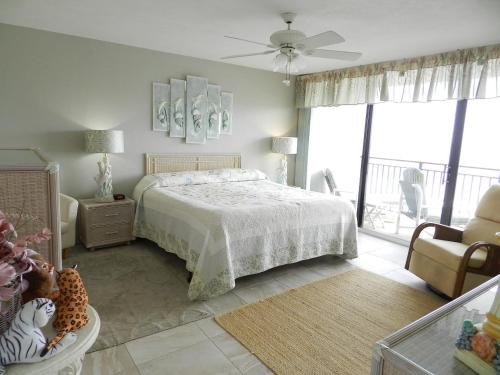 "SHERWIN" Oceanfront Condominiums for Rent客房内的一张或多张床位