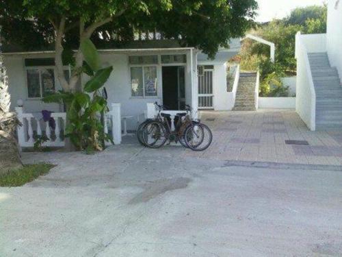 卡尔扎迈纳Angelina Studios的停在房子前面的几辆自行车