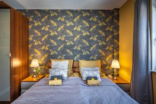 HensbroekDe Heerlijkheid Hensbroek的一间卧室配有一张蓝色的床和花卉墙