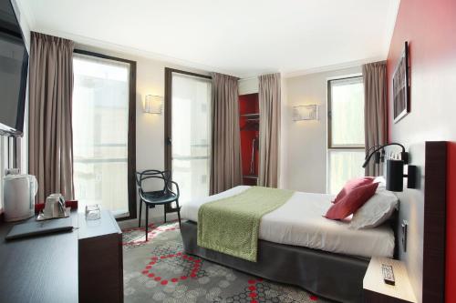 巴黎艾菲尔国会大厦酒店的配有一张床和一把椅子的酒店客房
