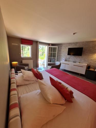诺亚芒提亚普拉套克斯酒店的一张带白色枕头的大床