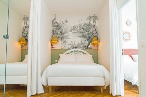 尼斯La Maioneta Vieux-Nice的一间卧室设有两张床,墙上挂着一幅画