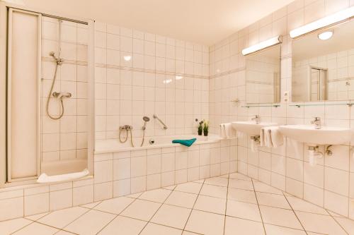 岑平Apartment Sunshine的带淋浴、盥洗盆和浴缸的浴室