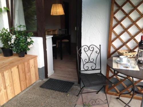埃尔毛Oberholzer Landhaus & Appartement的房屋的开放式门,房子配有椅子和桌子