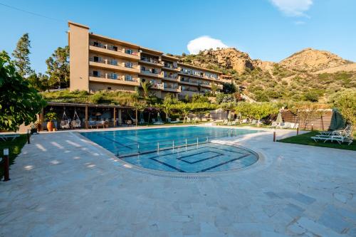 圣加利尼The Maxine Hotel Adults Only的山前设有游泳池的酒店