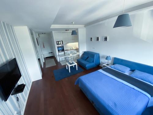 Novi BeogradApartment Azzurro lux的一间卧室配有蓝色的床和蓝色椅子