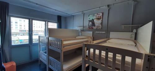桑坦德Santander Central Hostel的小房间设有两张双层床和窗户