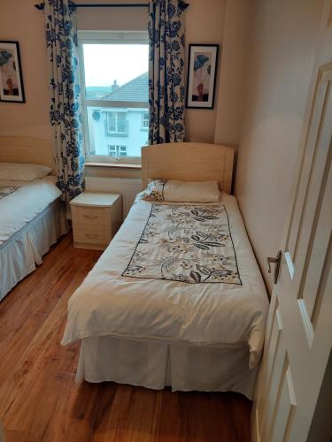 拉辛赫里奥斯纳马拉拉欣奇酒店的一间小卧室,配有床和窗户