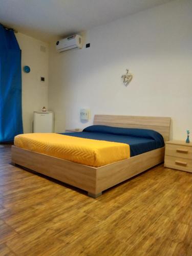 圣米凯莱萨伦蒂诺Villa Resilienza的一间卧室配有一张黄色毯子床