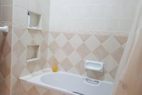 比尔基卡拉Private room in Shared apartment close to University of Malta & Mater Dei的带浴缸和盥洗盆的浴室