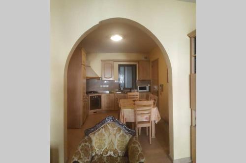 比尔基卡拉Private room in Shared apartment close to University of Malta & Mater Dei的客厅设有通往厨房的拱门